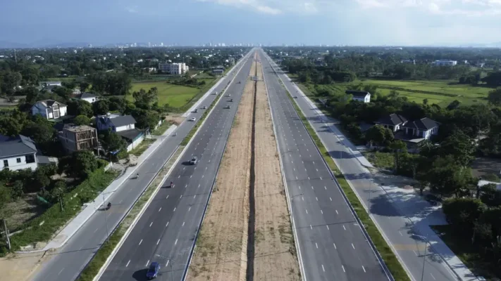 Đại lộ 95m Nghệ An và đại lộ Vinh - Cửa Lò là 2 tuyến đại lộ tại thành phố Vinh, tỉnh Nghệ An